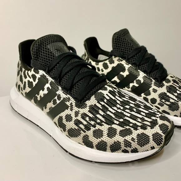 ADIDAS SWIFT RUN Raw White/Core Black/Carbon - Picture 1 of 4